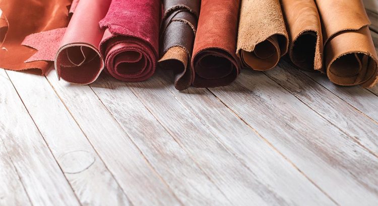 Nahaufnahme von Leder mit sichtbarer Maserung und feiner Struktur, die Einblicke in die Materialkunde und Verarbeitung bieten.