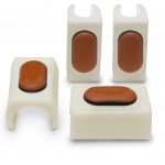 Weißer PTFE-Klemmgleiter am Tecta Aplati Stuhl auf Fliesenboden