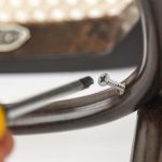 Montierte Ersatzschraube im Holzring eines Thonet Bugholzstuhls mit Wiener Geflecht