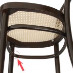 Ersatzschraube wird in den Holzring eines Thonet Bugholzstuhls montiert