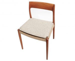 Polsterkissen No. 75 auf einem Möllerstuhl aus Teakholz – hochwertiges Sitzkissen für optimalen Komfort