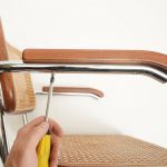 Montage einer Edelstahl Ersatzschraube an einer Thonet Armlehne