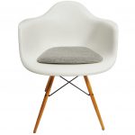 Wollfilz Polsterkissen auf Vitra Eames Armchair