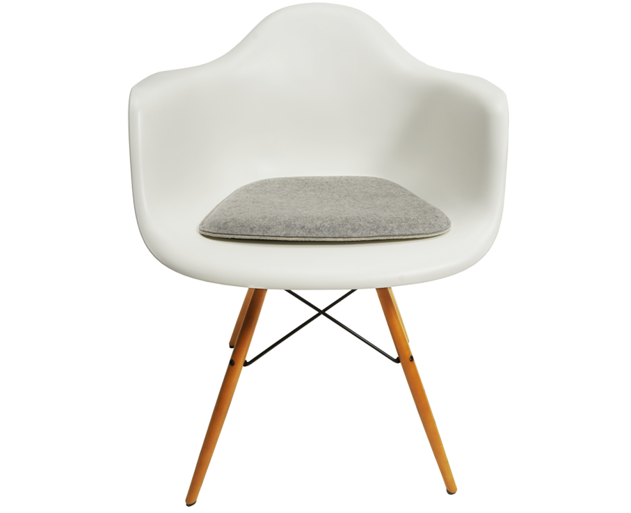 Wollfilz Polsterkissen auf Vitra Eames Armchair