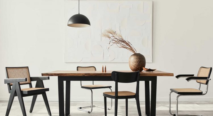 Thonet Freischwinger und Bugholzstühle S64 mit Rohrgeflecht bei der Reinigung mit einem weichen Tuch – Pflegeklassiker für langlebige Möbel