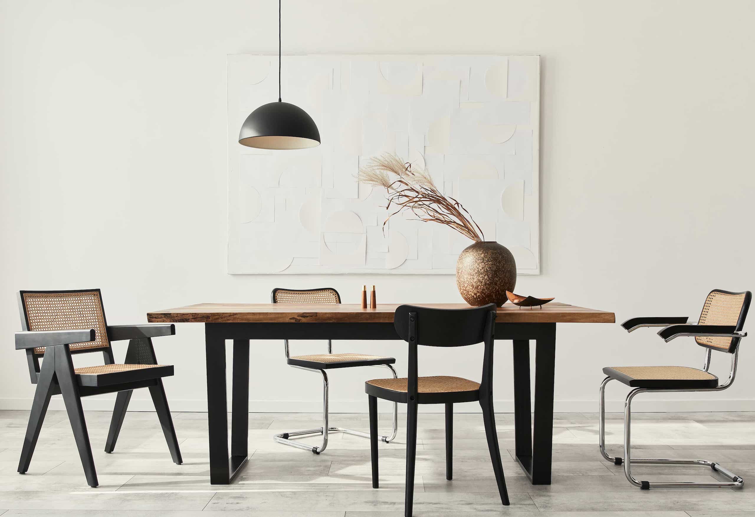 Thonet Freischwinger und Bugholzstühle S64 mit Rohrgeflecht bei der Reinigung mit einem weichen Tuch – Pflegeklassiker für langlebige Möbel