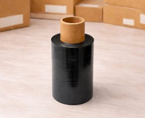 Schwarze Mini-Stretchfolie als Einzelrolle professionell präsentiert im Lagerumfeld