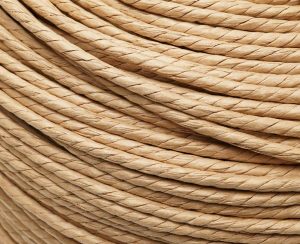 Detailaufnahme der dänischen Papierschnur in Naturfarbe – strukturierte Flechtschnur für Stuhlgeflecht