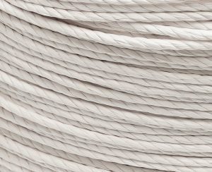 Detailaufnahme der weißen dänischen Papierschnur – fein gedrehte Flechtschnur für Stuhlgeflecht