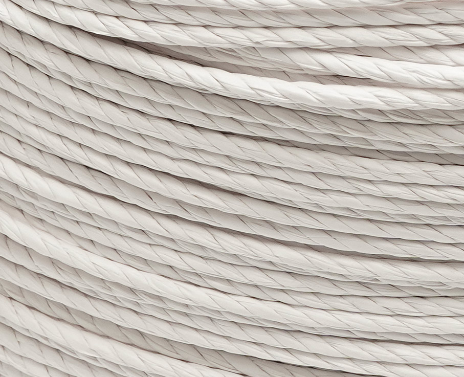 Detailaufnahme der weißen dänischen Papierschnur – fein gedrehte Flechtschnur für Stuhlgeflecht