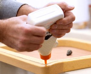 Verleimen des Stuhlrahmens bei der Reparatur eines Thonet S32 S64 Freischwinger Sitzes